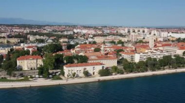 Zadar 'ın eski kentinin hava görüntüsü, Hırvatistan' ın ünlü turistik merkezi. Hırvatistan 'ın Dalmaçya bölgesindeki liman manzarası. Drone, 4k.