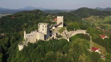 Celje Kalesi, Slovenya 'nın Celje kentinde bir kale harabesidir. Celje 'nin güneydoğusunda, Savinja Nehri' nin Lasko Vadisi 'ne karıştığı üç tepenin üzerinde yer alır. Drone, 4k.