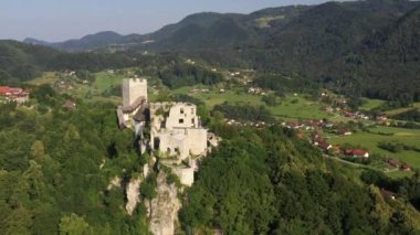 Celje Kalesi, Slovenya 'nın Celje kentinde bir kale harabesidir. Celje 'nin güneydoğusunda, Savinja Nehri' nin Lasko Vadisi 'ne karıştığı üç tepenin üzerinde yer alır. Drone, 4k.