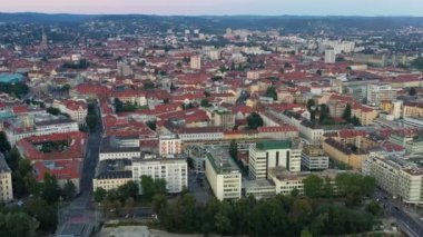Avusturya 'daki Graz Cityscape. Graz, Avusturya 'nın güneyindeki Styria eyaletinin başkentidir. Merkezi Hauptplatz 'dır, eski ortaçağ kasabalarının ana meydanı. Güzel Günbatımı Işığı. İHA