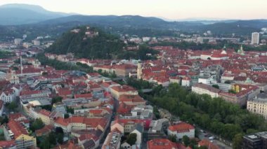 Avusturya 'daki Graz Cityscape. Graz, Avusturya 'nın güneyindeki Styria eyaletinin başkentidir. Merkezi Hauptplatz 'dır, eski ortaçağ kasabalarının ana meydanı. Güzel Günbatımı Işığı. İHA