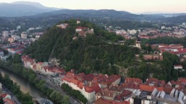 Avusturya 'daki Graz Cityscape. Graz, Avusturya 'nın güneyindeki Styria eyaletinin başkentidir. Merkezi Hauptplatz 'dır, eski ortaçağ kasabalarının ana meydanı. Güzel Günbatımı Işığı. İHA