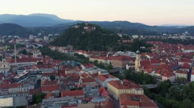 Avusturya 'daki Graz Cityscape. Graz, Avusturya 'nın güneyindeki Styria eyaletinin başkentidir. Merkezi Hauptplatz 'dır, eski ortaçağ kasabalarının ana meydanı. Güzel Günbatımı Işığı. İHA