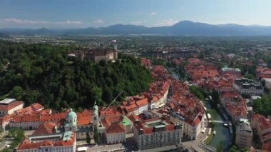 Ljubljana Kalesi ve Slovenya 'daki eski bir kasaba. Ljubljana en büyük şehirdir. Geniş Tivoli Parkı da dahil olmak üzere üniversite nüfusu ve yeşil alanları ile bilinir. Kavisli Ljubljanica Nehri. İHA.