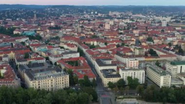 Avusturya 'daki Graz Cityscape. Graz, Avusturya 'nın güneyindeki Styria eyaletinin başkentidir. Merkezi Hauptplatz 'dır, eski ortaçağ kasabalarının ana meydanı. Güzel Günbatımı Işığı. İHA