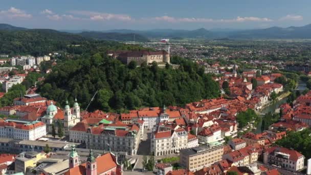リュブリャナ城とスロベニアの旧市街 リュブリャナは最大の都市です 広大なティヴォリ公園を含む大学の人口と緑の空間で知られています 湾曲したリュブリャニツァ川 ドローン4K — ストック動画