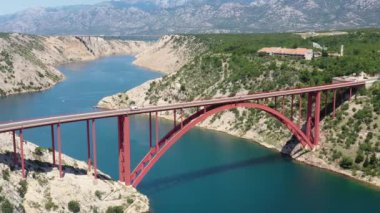 Hırvatistan 'daki Maslenica Köprüsü. Maslenica Köprüsü, Adriyatik Denizi 'nden Novsko Zdrilo Boğazı' na uzanan devlet karayolunu taşıyan bir güverte kemer köprüsü. Arka plandaki manzara çok güzel. 4k İHA