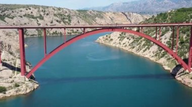 Hırvatistan 'daki Maslenica Köprüsü. Maslenica Köprüsü, Adriyatik Denizi 'nden Novsko Zdrilo Boğazı' na uzanan devlet karayolunu taşıyan bir güverte kemer köprüsü. Arka plandaki manzara çok güzel. 4k İHA