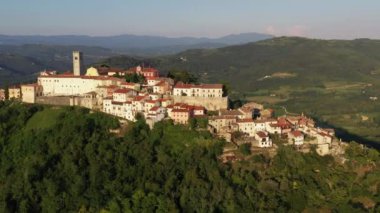 Hırvatistan 'ın Motovun Köyü. Hırvatistan 'ın orta Istria kentinde bir köy ve belediyedir. Antik çağlarda, hem Keltler hem de İliryalılar kalelerini günümüz Motovun 'unda inşa ettiler. 4k İHA.