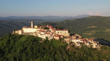 Hırvatistan 'ın Motovun Köyü. Hırvatistan 'ın orta Istria kentinde bir köy ve belediyedir. Antik çağlarda, hem Keltler hem de İliryalılar kalelerini günümüz Motovun 'unda inşa ettiler. 4k İHA.
