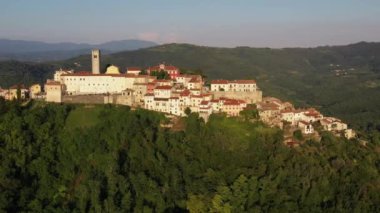 Hırvatistan 'ın Motovun Köyü. Hırvatistan 'ın orta Istria kentinde bir köy ve belediyedir. Antik çağlarda, hem Keltler hem de İliryalılar kalelerini günümüz Motovun 'unda inşa ettiler. 4k İHA.