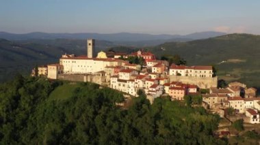 Hırvatistan 'ın Motovun Köyü. Hırvatistan 'ın orta Istria kentinde bir köy ve belediyedir. Antik çağlarda, hem Keltler hem de İliryalılar kalelerini günümüz Motovun 'unda inşa ettiler. 4k İHA.