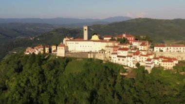Hırvatistan 'ın Motovun Köyü. Hırvatistan 'ın orta Istria kentinde bir köy ve belediyedir. Antik çağlarda, hem Keltler hem de İliryalılar kalelerini günümüz Motovun 'unda inşa ettiler. 4k İHA.