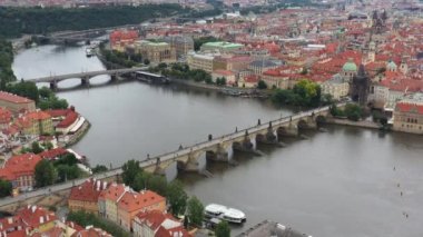 Çek Cumhuriyeti 'nin Prag Eski Kasabası. Arka planda ünlü turistik yerleri var. Charles Köprüsü İkonik 14. yüzyıl Manzaralı Yapısı, Vltava Nehri ve Prag Şehir Manzaralı. Şehri ziyaret etmeliyim. Drone, 4k