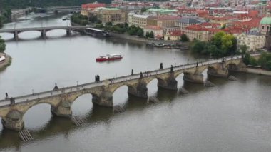 Çek Cumhuriyeti 'nin Prag Eski Kasabası. Arka planda ünlü turistik yerleri var. Charles Köprüsü İkonik 14. yüzyıl Manzaralı Yapısı, Vltava Nehri ve Prag Şehir Manzaralı. Şehri ziyaret etmeliyim. Drone, 4k