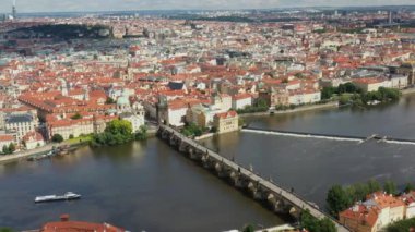 Çek Cumhuriyeti 'nin Prag Eski Kasabası. Arka planda ünlü turistik yerleri var. Charles Köprüsü İkonik 14. yüzyıl Manzaralı Yapısı, Vltava Nehri ve Prag Şehir Manzaralı. Şehri ziyaret etmeliyim. Drone, 4k