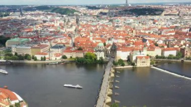 Çek Cumhuriyeti 'nin Prag Eski Kasabası. Arka planda ünlü turistik yerleri var. Charles Köprüsü İkonik 14. yüzyıl Manzaralı Yapısı, Vltava Nehri ve Prag Şehir Manzaralı. Şehri ziyaret etmeliyim. Drone, 4k