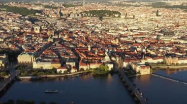 Çek Cumhuriyeti 'nin Prag Eski Kasabası. Arka planda ünlü turistik yerleri var. Charles Köprüsü İkonik 14. yüzyıl Manzaralı Yapısı, Vltava Nehri ve Prag Şehir Manzaralı. Şehri ziyaret etmeliyim. Drone, 4k