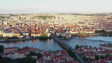 Çek Cumhuriyeti 'nin Prag Eski Kasabası. Arka planda ünlü turistik yerleri var. Charles Köprüsü İkonik 14. yüzyıl Manzaralı Yapısı, Vltava Nehri ve Prag Şehir Manzaralı. Şehri ziyaret etmeliyim. Drone, 4k