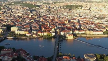 Çek Cumhuriyeti 'nin Prag Eski Kasabası. Arka planda ünlü turistik yerleri var. Charles Köprüsü İkonik 14. yüzyıl Manzaralı Yapısı, Vltava Nehri ve Prag Şehir Manzaralı. Şehri ziyaret etmeliyim. Drone, 4k