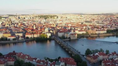 Çek Cumhuriyeti 'nin Prag Eski Kasabası. Arka planda ünlü turistik yerleri var. Charles Köprüsü İkonik 14. yüzyıl Manzaralı Yapısı, Vltava Nehri ve Prag Şehir Manzaralı. Şehri ziyaret etmeliyim. Drone, 4k