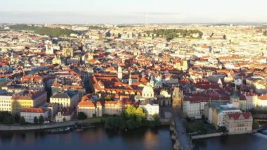 Çek Cumhuriyeti 'nin Prag Eski Kasabası. Arka planda ünlü turistik yerleri var. Charles Köprüsü İkonik 14. yüzyıl Manzaralı Yapısı, Vltava Nehri ve Prag Şehir Manzaralı. Şehri ziyaret etmeliyim. Drone, 4k