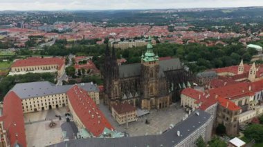 St. Vitus Katedrali ve Prag şatosu kompleksi olan Prag Eski Kasabası Roma tarzından Gotik 20. yüzyıla kadar mimariyi gözler önüne seriyor. Prag, Çek Cumhuriyeti 'nin başkenti. İHA