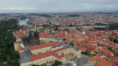 St. Vitus Katedrali ve Prag şatosu kompleksi olan Prag Eski Kasabası Roma tarzından Gotik 20. yüzyıla kadar mimariyi gözler önüne seriyor. Prag, Çek Cumhuriyeti 'nin başkenti. İHA