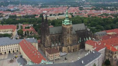 St. Vitus Katedrali ve Prag şatosu kompleksi olan Prag Eski Kasabası Roma tarzından Gotik 20. yüzyıla kadar mimariyi gözler önüne seriyor. Prag, Çek Cumhuriyeti 'nin başkenti. Drone, 4k.