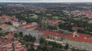 St. Vitus Katedrali ve Prag şatosu kompleksi olan Prag Eski Kasabası Roma tarzından Gotik 20. yüzyıla kadar mimariyi gözler önüne seriyor. Prag, Çek Cumhuriyeti 'nin başkenti. Drone, 4k.