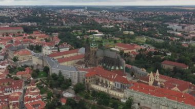 St. Vitus Katedrali ve Prag şatosu kompleksi olan Prag Eski Kasabası Roma tarzından Gotik 20. yüzyıla kadar mimariyi gözler önüne seriyor. Prag, Çek Cumhuriyeti 'nin başkenti. Drone, 4k.