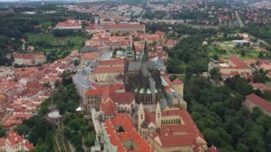 St. Vitus Katedrali ve Prag şatosu kompleksi olan Prag Eski Kasabası Roma tarzından Gotik 20. yüzyıla kadar mimariyi gözler önüne seriyor. Prag, Çek Cumhuriyeti 'nin başkenti. Drone, 4k.