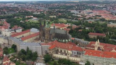 St. Vitus Katedrali ve Prag şatosu kompleksi olan Prag Eski Kasabası Roma tarzından Gotik 20. yüzyıla kadar mimariyi gözler önüne seriyor. Prag, Çek Cumhuriyeti 'nin başkenti. Drone, 4k.