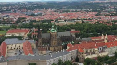 St. Vitus Katedrali ve Prag şatosu kompleksi olan Prag Eski Kasabası Roma tarzından Gotik 20. yüzyıla kadar mimariyi gözler önüne seriyor. Prag, Çek Cumhuriyeti 'nin başkenti. Drone, 4k.