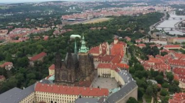 St. Vitus Katedrali ve Prag şatosu kompleksi olan Prag Eski Kasabası Roma tarzından Gotik 20. yüzyıla kadar mimariyi gözler önüne seriyor. Prag, Çek Cumhuriyeti 'nin başkenti. Drone, 4k.