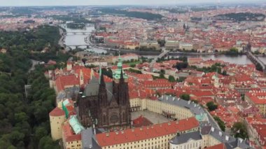 St. Vitus Katedrali ve Prag şatosu kompleksi olan Prag Eski Kasabası Roma tarzından Gotik 20. yüzyıla kadar mimariyi gözler önüne seriyor. Prag, Çek Cumhuriyeti 'nin başkenti. Drone, 4k.