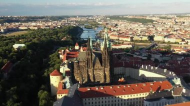 St. Vitus Katedrali ve Prag şatosu kompleksi olan Prag Eski Kasabası Roma tarzından Gotik 20. yüzyıla kadar mimariyi gözler önüne seriyor. Prag, Çek Cumhuriyeti 'nin başkenti. Drone, 4k.