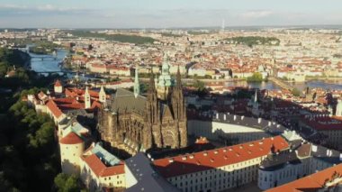 St. Vitus Katedrali ve Prag şatosu kompleksi olan Prag Eski Kasabası Roma tarzından Gotik 20. yüzyıla kadar mimariyi gözler önüne seriyor. Prag, Çek Cumhuriyeti 'nin başkenti. Drone, 4k.