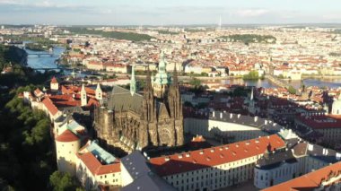 St. Vitus Katedrali ve Prag şatosu kompleksi olan Prag Eski Kasabası Roma tarzından Gotik 20. yüzyıla kadar mimariyi gözler önüne seriyor. Prag, Çek Cumhuriyeti 'nin başkenti. Drone, 4k.