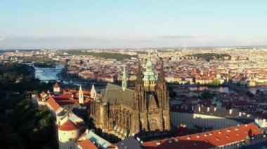 St. Vitus Katedrali ve Prag şatosu kompleksi olan Prag Eski Kasabası Roma tarzından Gotik 20. yüzyıla kadar mimariyi gözler önüne seriyor. Prag, Çek Cumhuriyeti 'nin başkenti. Drone, 4k.