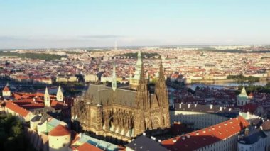 St. Vitus Katedrali ve Prag şatosu kompleksi olan Prag Eski Kasabası Roma tarzından Gotik 20. yüzyıla kadar mimariyi gözler önüne seriyor. Prag, Çek Cumhuriyeti 'nin başkenti. Drone, 4k.