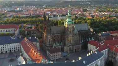 St. Vitus Katedrali ve Prag şatosu kompleksi olan Prag Eski Kasabası Roma tarzından Gotik 20. yüzyıla kadar mimariyi gözler önüne seriyor. Prag, Çek Cumhuriyeti 'nin başkenti. Drone, 4k.