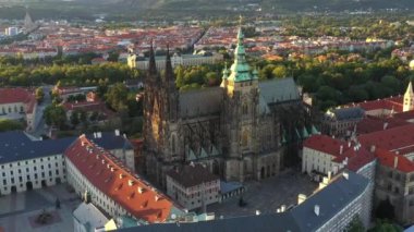 St. Vitus Katedrali ve Prag şatosu kompleksi olan Prag Eski Kasabası Roma tarzından Gotik 20. yüzyıla kadar mimariyi gözler önüne seriyor. Prag, Çek Cumhuriyeti 'nin başkenti. Drone, 4k.