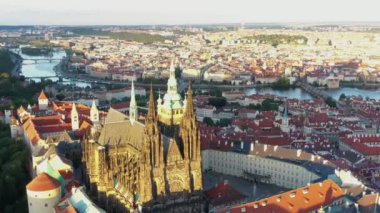 St. Vitus Katedrali ve Prag şatosu kompleksi olan Prag Eski Kasabası Roma tarzından Gotik 20. yüzyıla kadar mimariyi gözler önüne seriyor. Prag, Çek Cumhuriyeti 'nin başkenti. Drone, 4k.