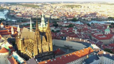 St. Vitus Katedrali ve Prag şatosu kompleksi olan Prag Eski Kasabası Roma tarzından Gotik 20. yüzyıla kadar mimariyi gözler önüne seriyor. Prag, Çek Cumhuriyeti 'nin başkenti. Drone, 4k.