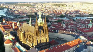 St. Vitus Katedrali ve Prag şatosu kompleksi olan Prag Eski Kasabası Roma tarzından Gotik 20. yüzyıla kadar mimariyi gözler önüne seriyor. Prag, Çek Cumhuriyeti 'nin başkenti. Drone, 4k.