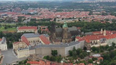 St. Vitus Katedrali ve Prag şatosu kompleksi olan Prag Eski Kasabası Roma tarzından Gotik 20. yüzyıla kadar mimariyi gözler önüne seriyor. Prag, Çek Cumhuriyeti 'nin başkenti. Drone, 4k.