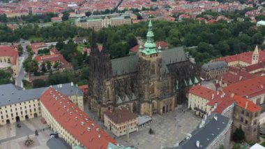 St. Vitus Katedrali ve Prag şatosu kompleksi olan Prag Eski Kasabası Roma tarzından Gotik 20. yüzyıla kadar mimariyi gözler önüne seriyor. Prag, Çek Cumhuriyeti 'nin başkenti. Drone, 4k.