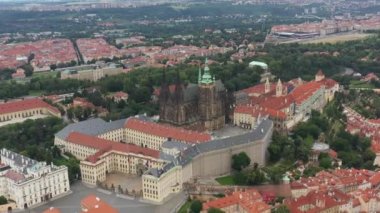 St. Vitus Katedrali ve Prag şatosu kompleksi olan Prag Eski Kasabası Roma tarzından Gotik 20. yüzyıla kadar mimariyi gözler önüne seriyor. Prag, Çek Cumhuriyeti 'nin başkenti. Drone, 4k.
