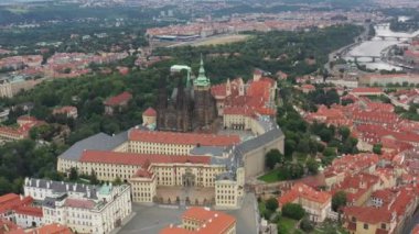 St. Vitus Katedrali ve Prag şatosu kompleksi olan Prag Eski Kasabası Roma tarzından Gotik 20. yüzyıla kadar mimariyi gözler önüne seriyor. Prag, Çek Cumhuriyeti 'nin başkenti. Drone, 4k.